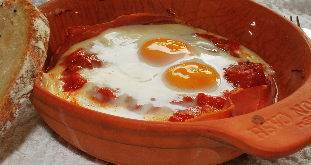 Zapiekane jajka z pomidorami