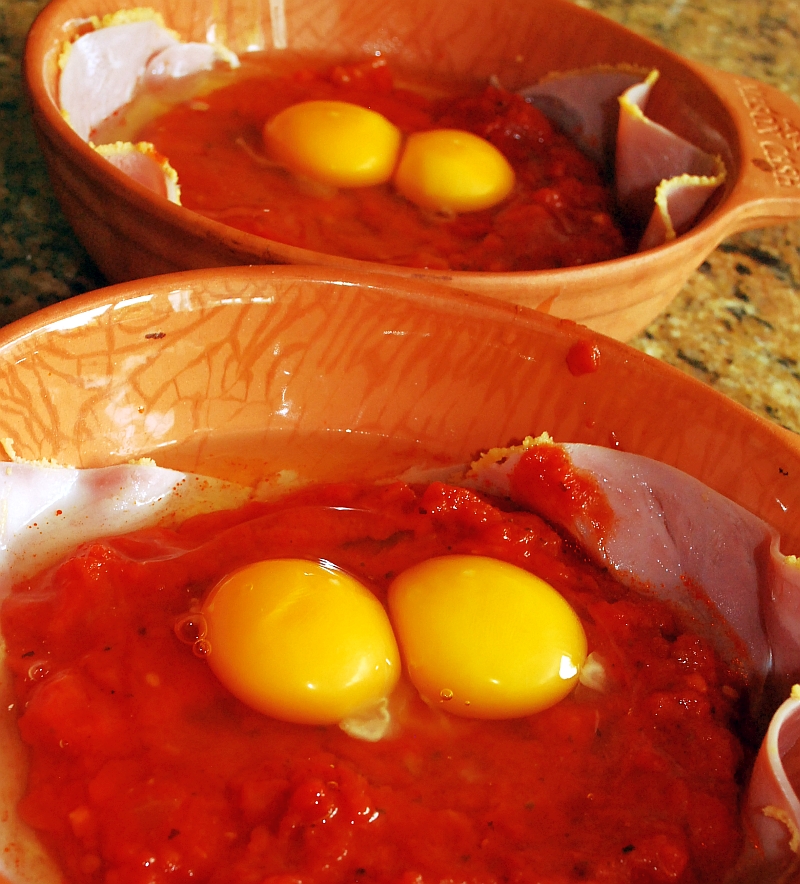 Surowe jajka na pomidorach