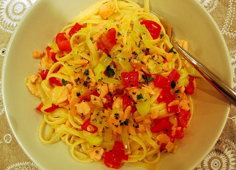 Leeks, peppers and smoked salmon pasta