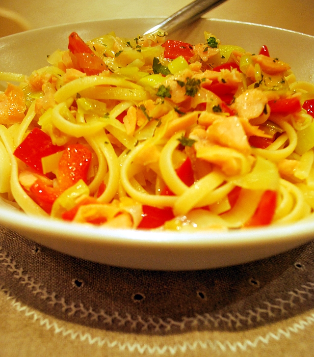 Leeks, peppers and salmon pasta
