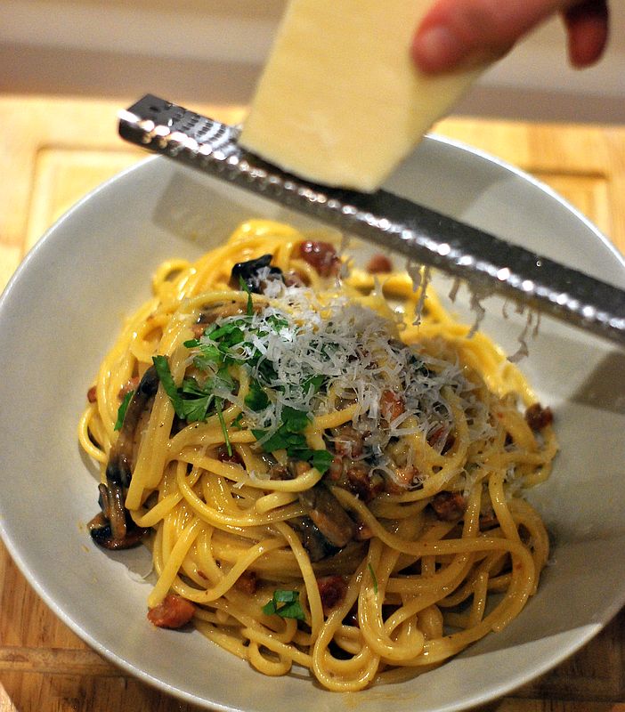 linguine pasta with carbonara sauce