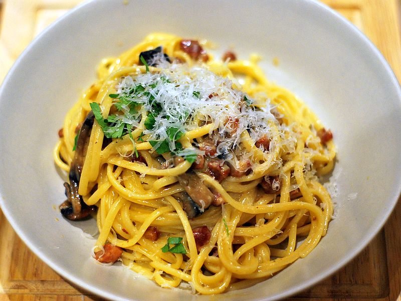 linguine pasta with carbonara sauce